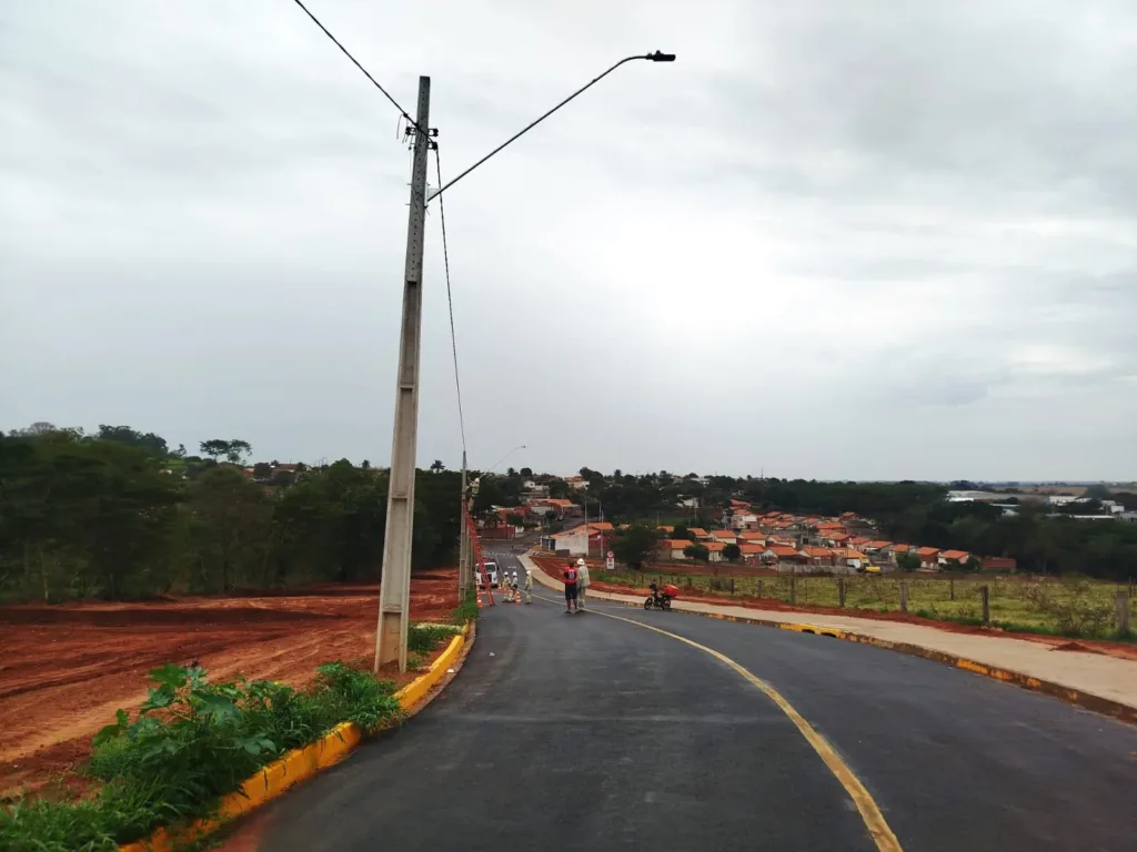 ADAMANTINA: Prefeitura acompanha a instalação da iluminação pública em trecho que liga o Jardim Brasil ao Parque Itamarati