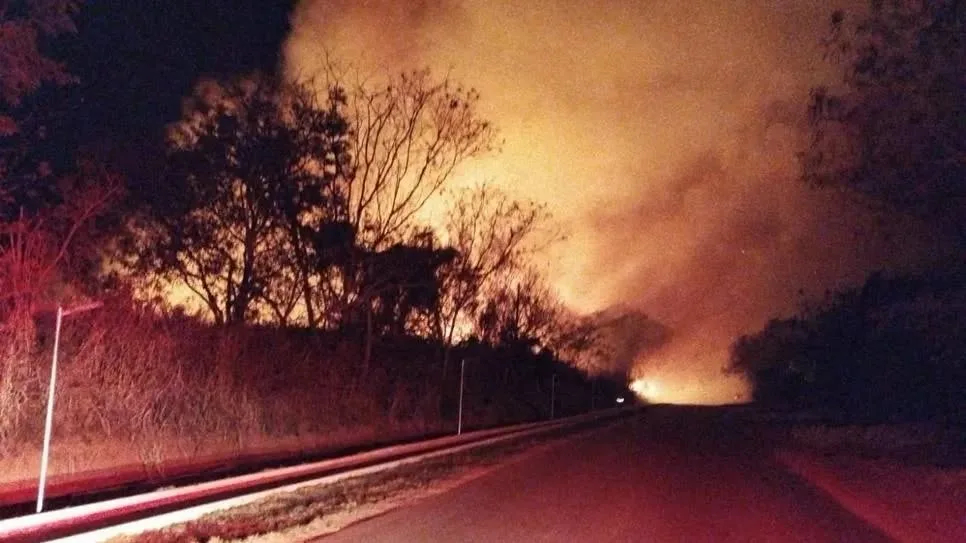 Incêndio de grandes proporções leva mais de 13 horas para ser controlado em canavial de fazenda