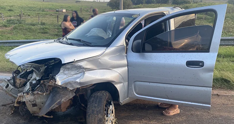 FLÓRIDA: Acidente entre carreta e carro deixa duas mulheres feridas na SP-294