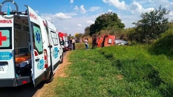 Dois homens morrem após caminhão de leite capotar