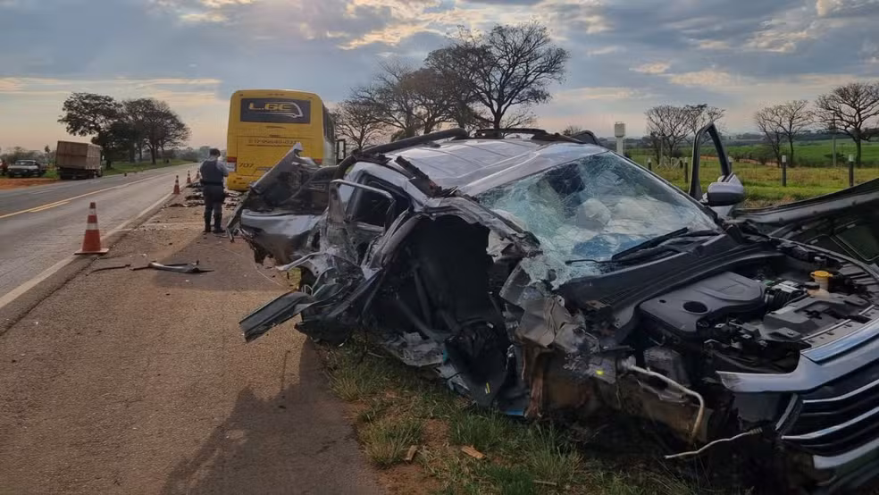 Acidente entre ônibus, caminhão e caminhonete deixa motorista ferido na Assis Chateubriand