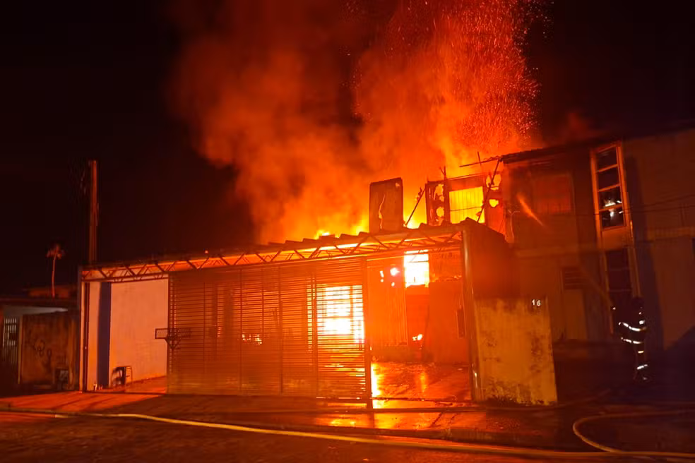 Homem agride ex-companheira e seus filhos, incendeia casa e acaba preso pela Força Tática