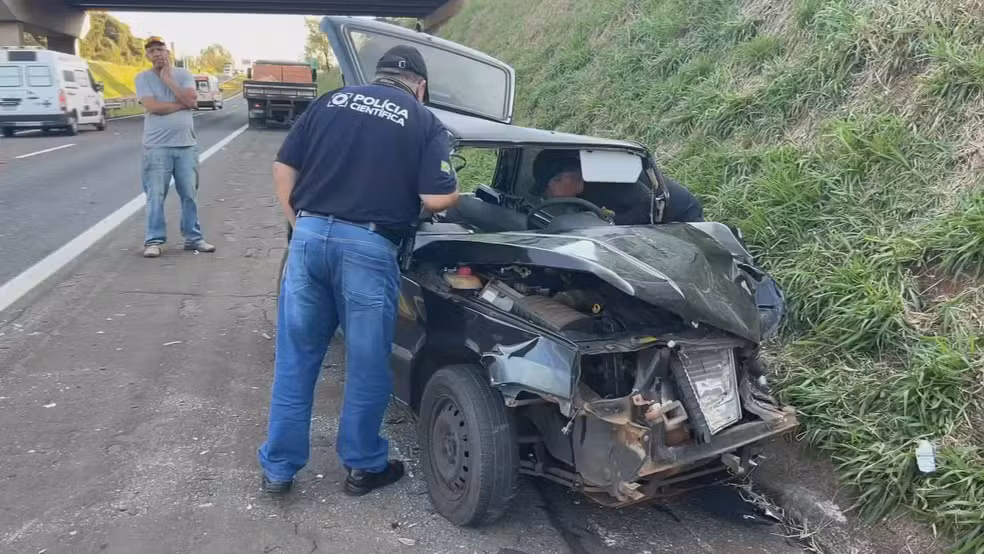 Motorista fica ferido ao bater carro na traseira de caminhão na rodovia de Bauru