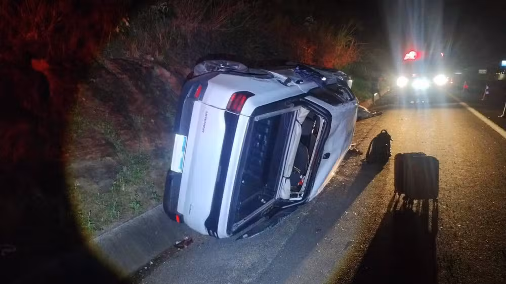 Acidente envolvendo moto, carro e boi termina com animal morto e três pessoas feridas