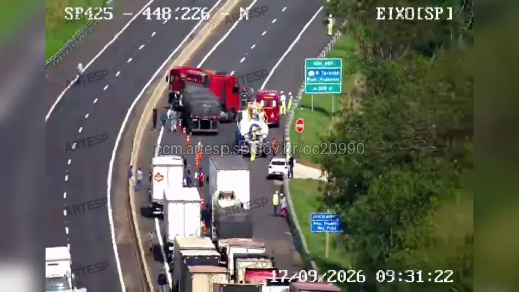 Engavetamento envolve caminhões e carreta na Rodovia Assis Chateaubriand em Presidente Prudente