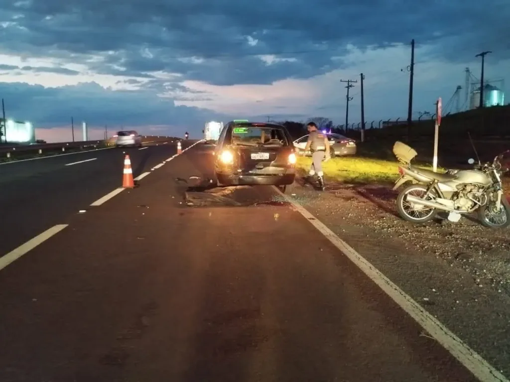 Motociclista morre após bater na traseira de carro