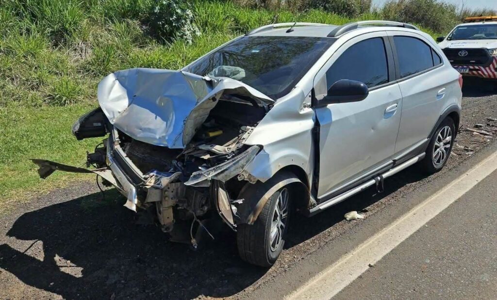 Veículo bate na traseira de caminhão canavieiro na SP-294