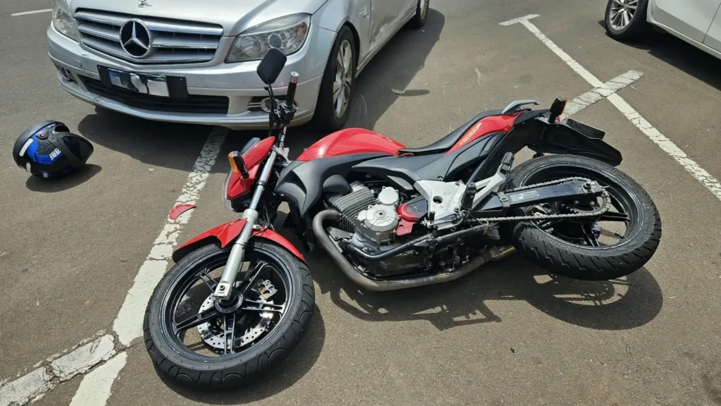 Motociclista fica ferido após colisão com Mercedes nas proximidades do AME de Dracena
