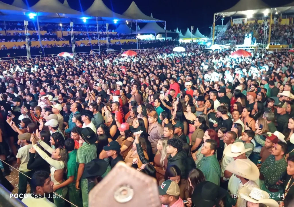 Santa Mercedes abre o rodeio com montarias e mega show de Zé Neto & Cristiano