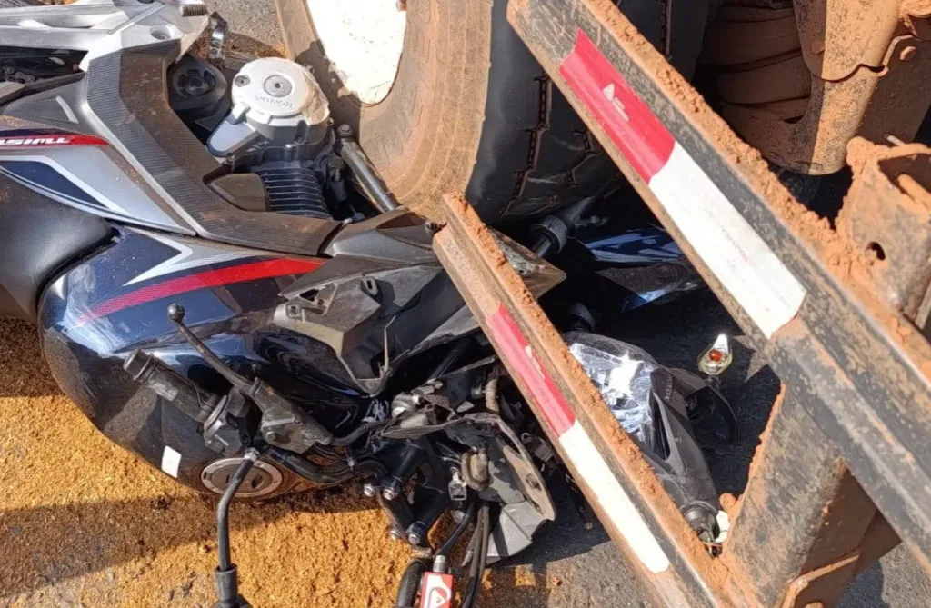 Motociclista fica gravemente ferido em acidente com caminhão na SP-294