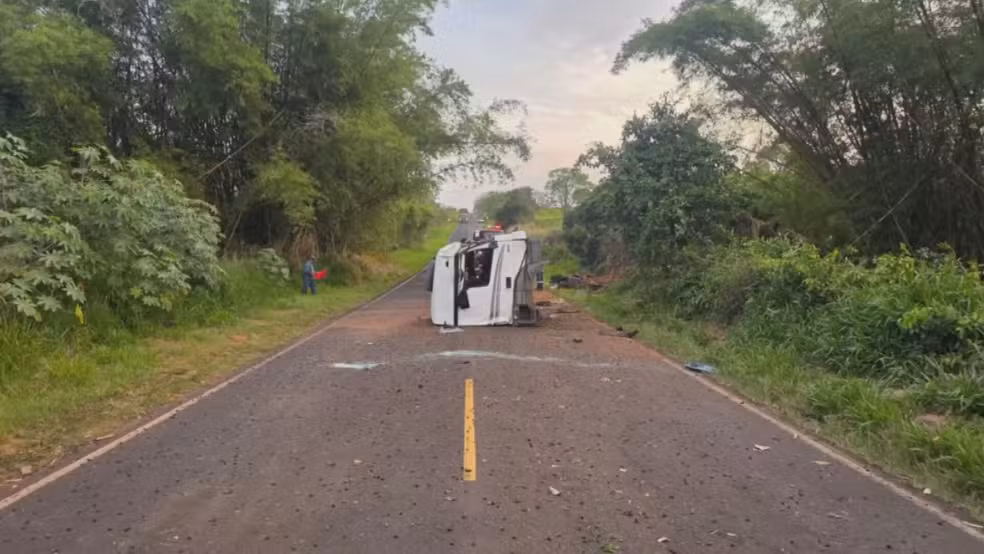 Motorista de carreta morre após veículo tombar em estrada vicinal