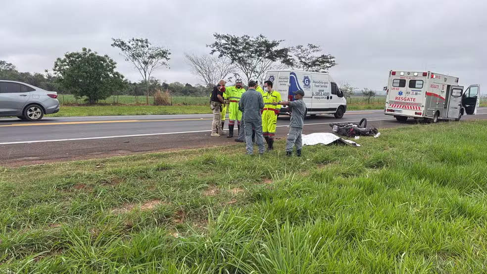 Homem morre ao bater moto em caminhão-tanque na BR-153 em Rio Preto