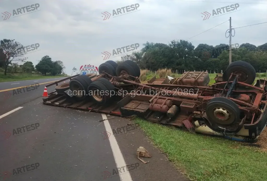 Caminhoneiro morre em acidente na SP-294
