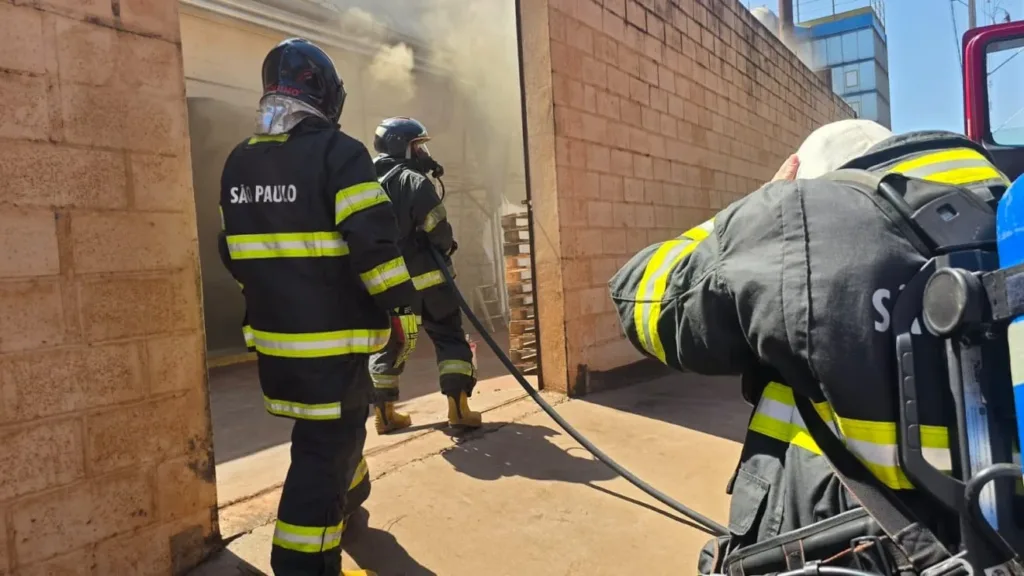 Bombeiros controlam incêndio em empresa de amendoim em Tupã