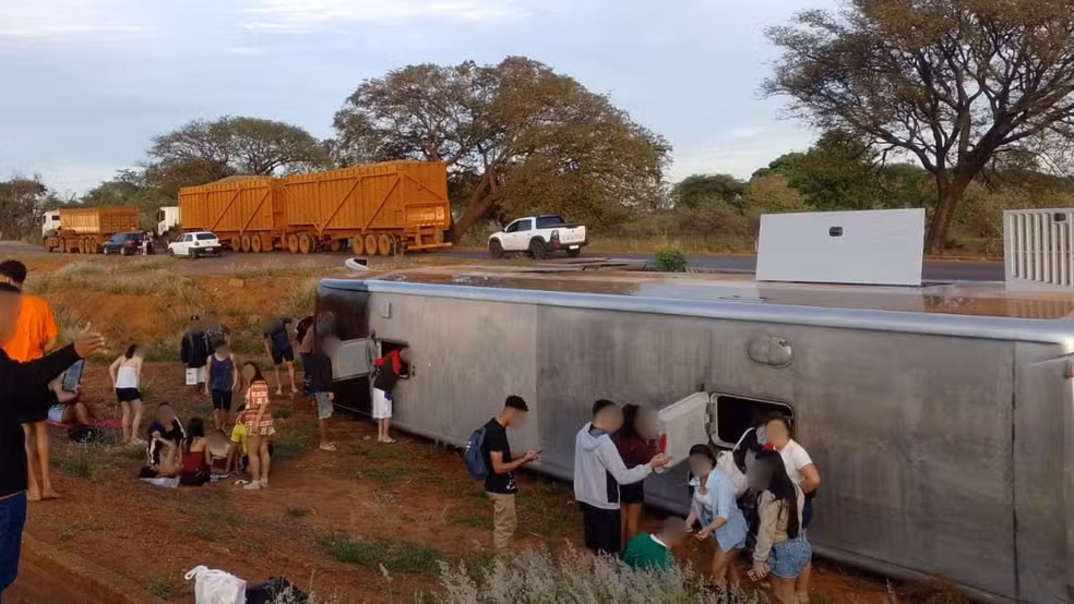 Ônibus de turismo tomba durante excursão para clube e deixa sete feridos