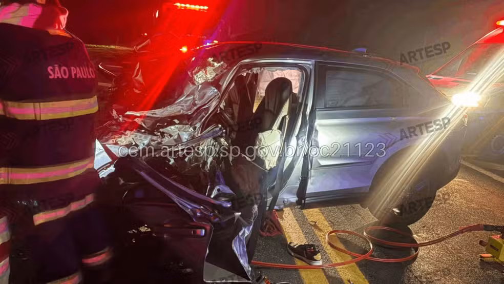 Carro bate em carreta que cruzava pista e acidente deixa um morto e um ferido grave