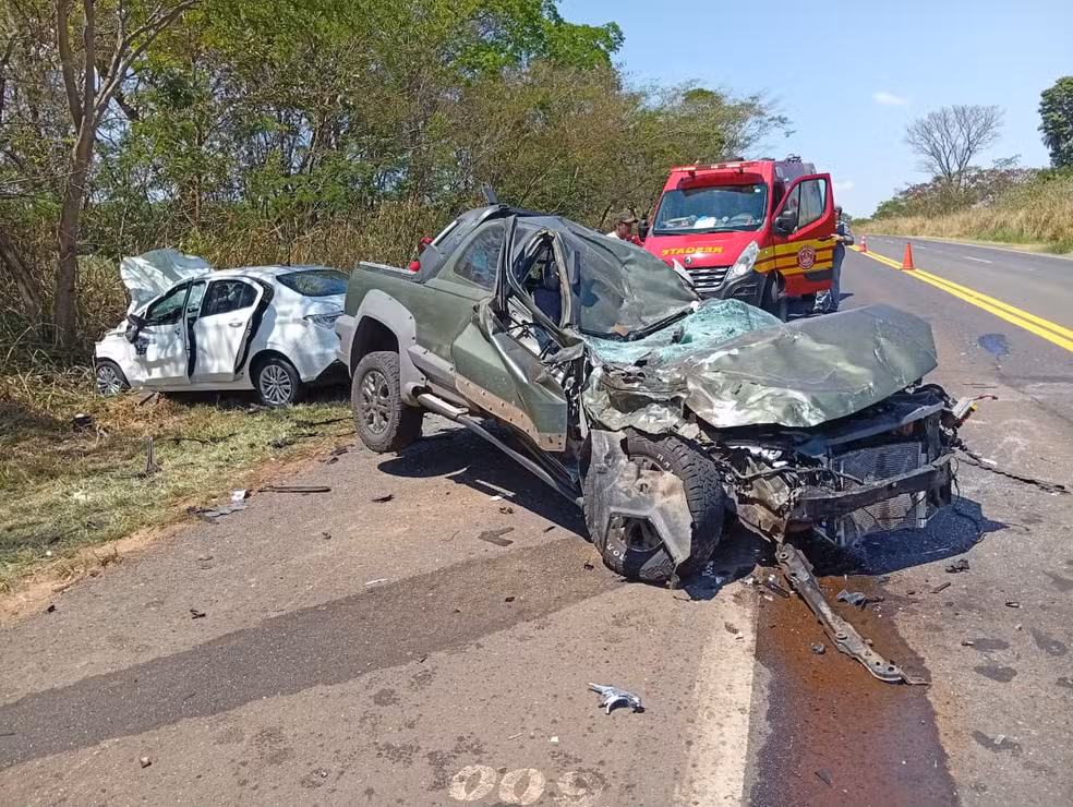 Acidente entre dois carros e caminhão deixa feridos em rodovia