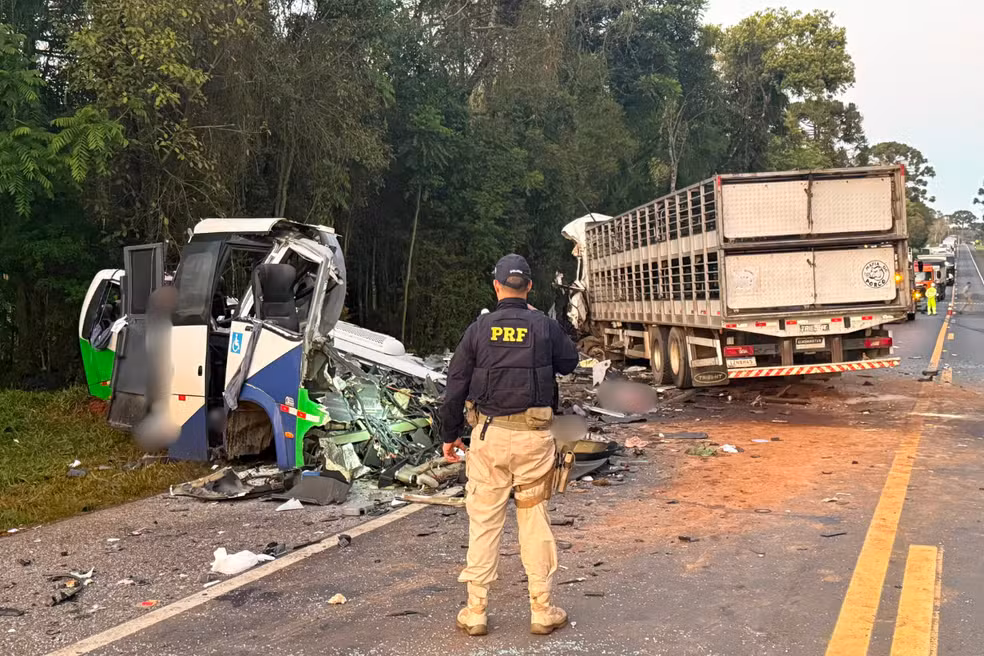 Polícia culpa motoristas de caminhão e micro-ônibus da Saúde por acidente com 23 mortos no PR: ‘Velocidade alta, uso de celular, falta de manutenção’